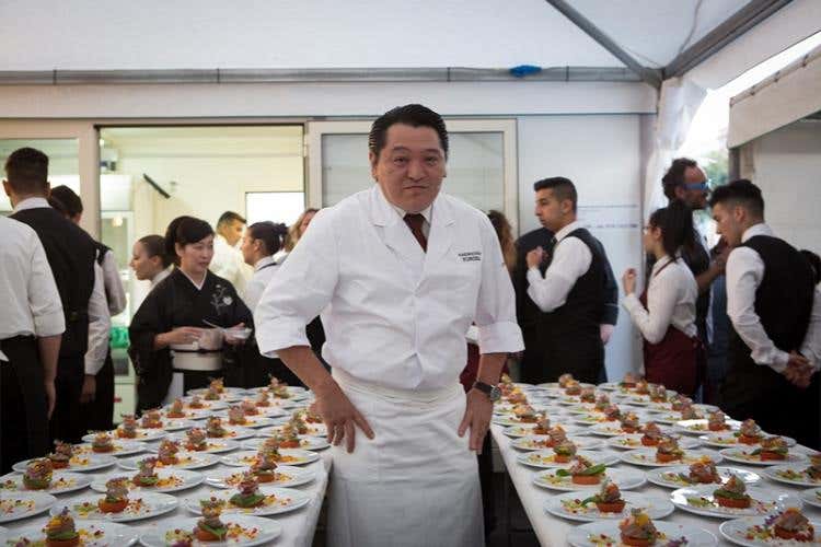 Hiroyuki Kurosu mentre prepara il suo piatto per la giuria del Girotonno 2016 - Carloforte